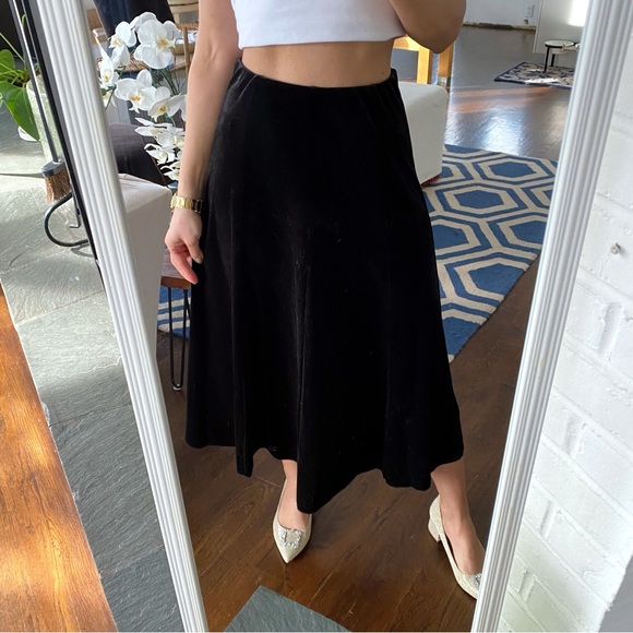 Cynthia Rowley Dresses & Skirts - CYNTHIA ROWLEY Black Velvet High Waist Midi Skirt! 🖤